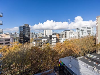 Prime City Living: 2BR Apartment in Auckland Centr