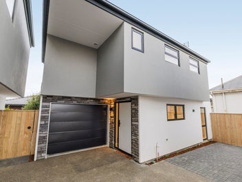 Five Freehold Townhouses With Architectural Edge