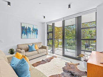 Spacious 2 Bedroom with Secure Park