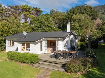 Waterfront Magic in Manaroa