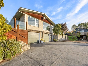 Stunning Views - 3300sqm on Two Titles