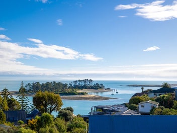Coastal Ease with a Front Row Seats to the Bay