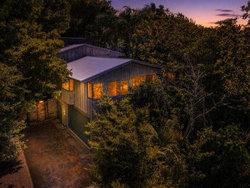 Hidden treehouse retreat near the water