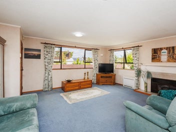 TEAM LEWIS - FAB 3 BED IN TOP LOCATION