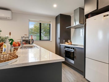 Sun-Soaked Family Living on Freehold 288sqm