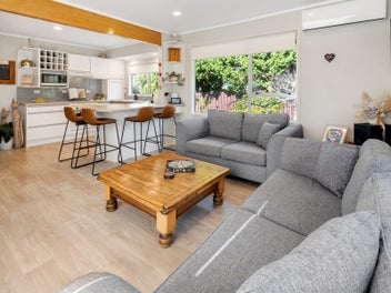 Spacious family home on 829sqm - Macleans zone