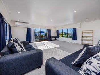 Large home, coastal lifestyle & convenience