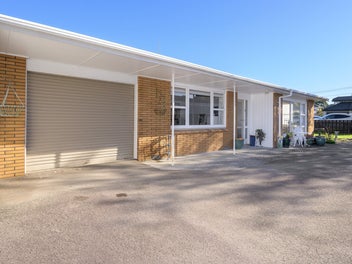 Sunny spacious brick beauty, close to CBD