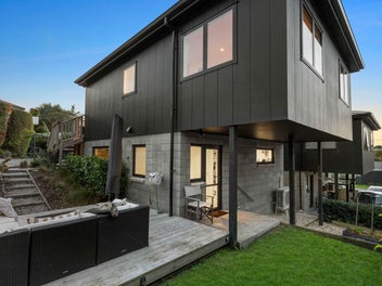 Modern Coastal Living in Prime Red Beach Location
