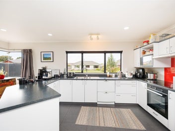 TEAM LEWIS - 4 BED HOME, QUIET LOCATION