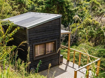 Build Your Dream Home: Sea Views & Stylish Cabin