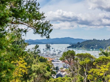 Build Your Dream Home: Sea Views & Stylish Cabin