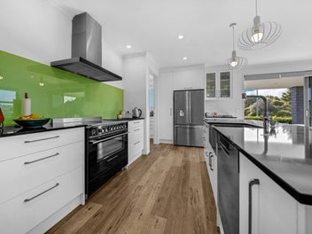 6 Bedrooms & 4 Plus Garaging!