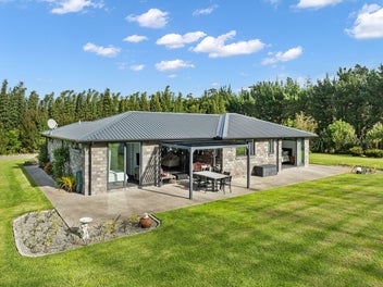 Private and Verdant Tara Road Retreat