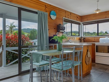 CHARMING HIHI BEACH COTTAGE