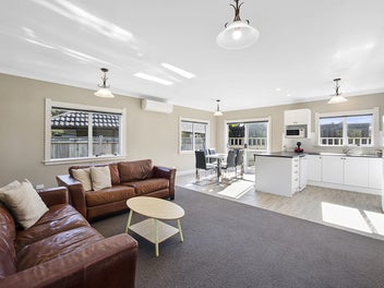 STYLISH TOWNHOUSE RETREAT