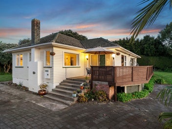 Coastal Charm on Prestigious Kiwi Esplanade