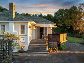 Coastal Charm on Prestigious Kiwi Esplanade