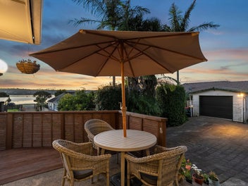 Coastal Charm on Prestigious Kiwi Esplanade