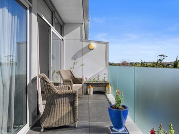Bright, Spacious & Perfectly Positioned!