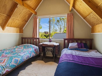 Fully Furnished Matarangi Bach, Just Move In