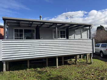 MODERN LIVING CLOSE TO TOWN & ADVENTURE