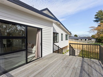Contemporary Comfort, Private Position