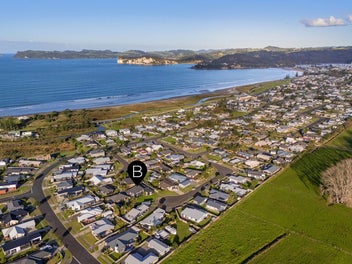 WALK-IN READY PREMIER BOUTIQUE BEACH RETREAT...