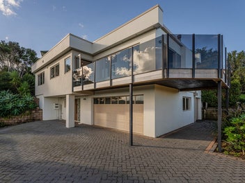 SEA VIEWS, ELEVATED, DOUBLE-GLAZED AND A SURPRISE!