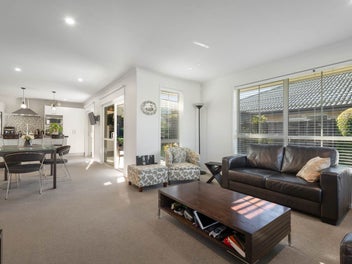 Comfortable Living with Indoor-Outdoor Flow