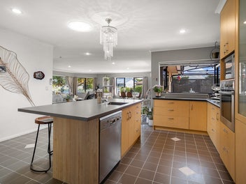 CENTRAL BRICK: WALK CBD, BEACH & SCHOOL
