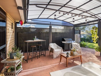 CENTRAL BRICK: WALK CBD, BEACH & SCHOOL