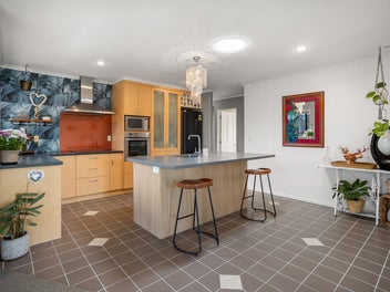CENTRAL BRICK: WALK CBD, BEACH & SCHOOL