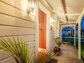 PRICE REDUCED MODERN VINTAGE CENTRAL CBD & BEACH