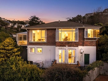 Spectacular Views, Sought-After St Clair Lifestyle