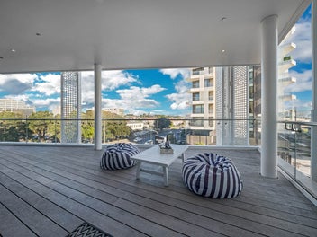Corner-Site Luxury Apartment with Iconic Views