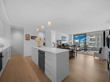 Corner-Site Luxury Apartment with Iconic Views