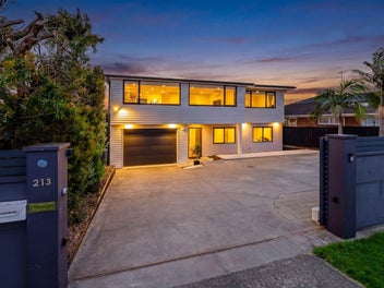 Macleans Coastal Luxury with Sea Views