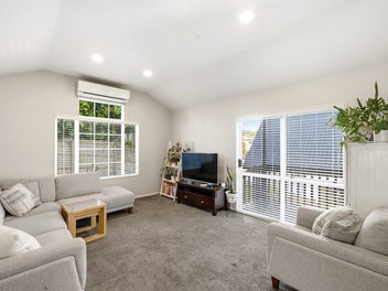 PEACEFUL,PRIVATE, FREEHOLD - TOP LOCATION!