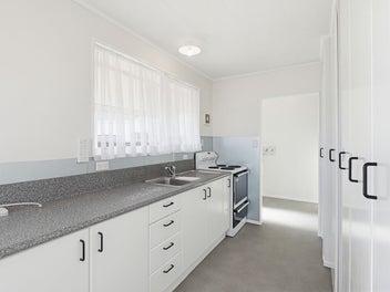 Decks, Sunroom & Easy Living in Tawhero