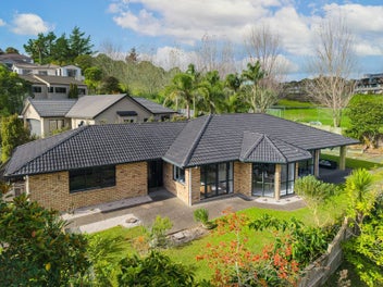 Steps to Rangitoto College-200m2 Home on Large...