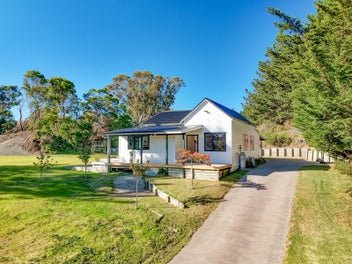 Lakeside lifestyle with space to build your dream