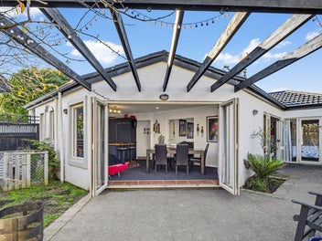 Leafy Hokowhitu Living on Manawatu