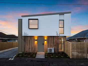 Craft and Convenience Minutes From Hagley Park