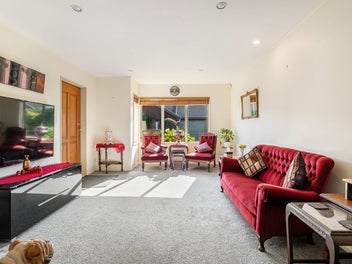 Low-Maintenance Beauty with Potential!