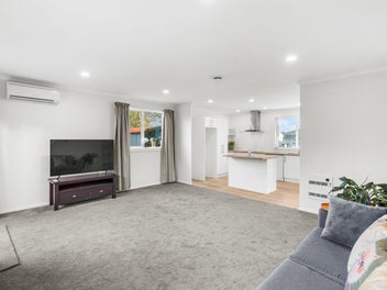 Double glazed with 3 heat pumps & HRV!