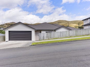 SINGLE LEVEL & A GREAT LOCATION