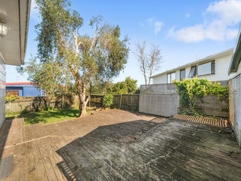 Freehold Corner Site in Prestigious Wattle Downs