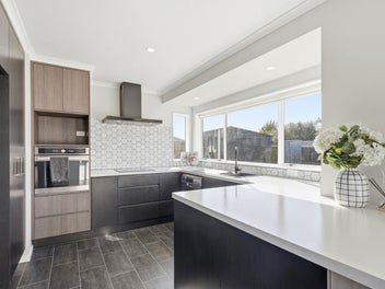 IMMACULATE HOME in TOP LOCATION!!