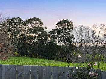 Peaceful Living with Country Views